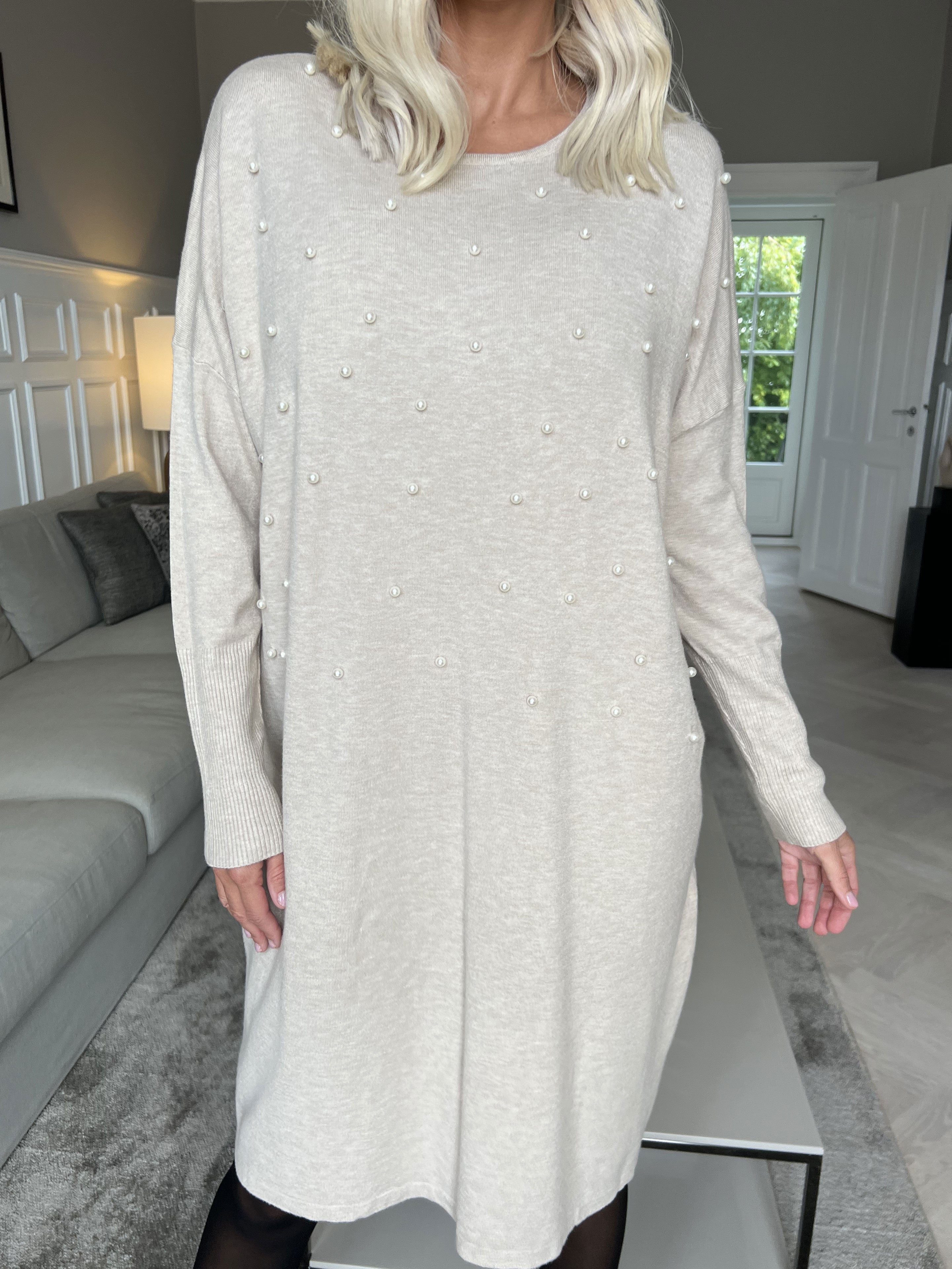 Stefania - Bekväm stickad klänning utsmyckad med pärlor